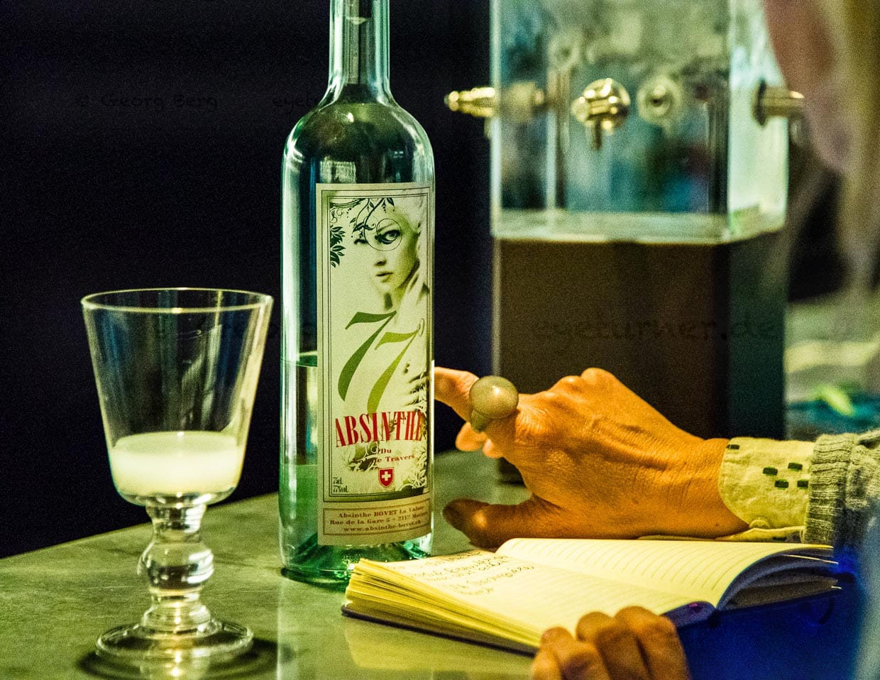 A la Maison de l'Absinthe, on est accueilli au bar. Ici aussi, une source froide est toujours en service. Autrefois, l'eau glacée dégoulinait à la vitesse d'une goutte par minute sur le morceau de sucre et à travers la cuillère dans l'alcool à température ambiante. Chaque goutte laissait un trouble vert laiteux dans le verre / © Photo : Georg Berg