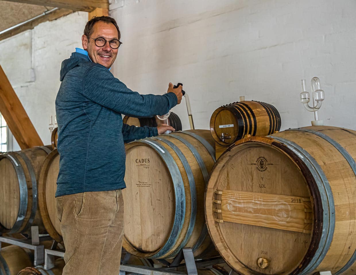 Jakob Stokkebye présente ses derniers vins. Les principaux clients des quelque 20.000 bouteilles produites annuellement sont des restaurants étoilés dans tout le Danemark / © Photo : Georg Berg