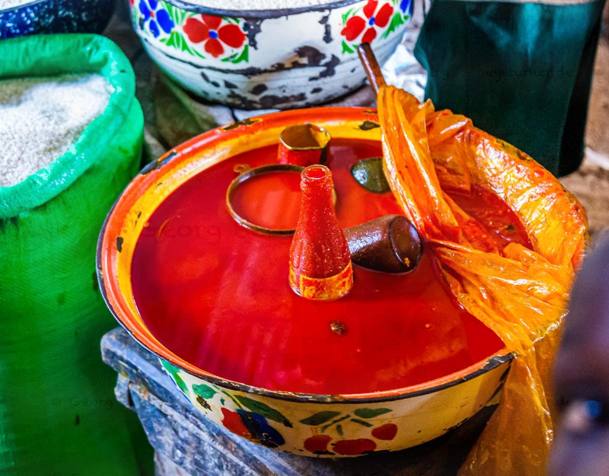 In Westafrika werden große Mengen Palmöl verbraucht. Hier wird es frisch und unbehandelt verwendet. Durch den hohen Gehalt an Beta-Carotin ist es rot gefärbt / © Foto: Georg Berg