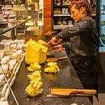 Im Maison du Beurre in Saint Malo teilt die Verkäuferin aus einem Butterblock Stücke von 125 g ab / © Foto: Georg Berg