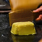 Im Maison de Beurre von Jean-Yves Bordier in Saint Malo schlagen Butter-Paddel Wasser aus der Butter heraus / © Foto: Georg Berg