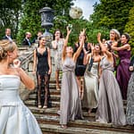 Wer fängt den Brautstrauß und kommt als nächste unter die Haube? / © Foto: Georg Berg