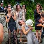 Die nächste Braut schnappt den Strauß / © Foto: Georg Berg