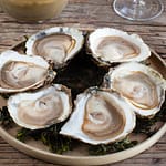 Sechs wilde Austern, gefangen bei Cancale, brauchen keine Würze. Sie unterscheiden sich von den pazifischen Austern durch ihre flache Form / © Foto: Georg Berg
