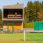 Eine Bushaltestelle mit zwei Ansichten. Oh wie schön kann warten sein: Tribüne zum Tennisplatz entworfen von Rintala Eggertsson Architects, Norwegen. Nur selber spielen wäre noch schöner findet Reporterin Angela Berg / © Foto: Georg Berg