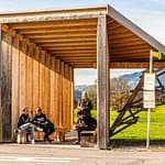 Wang Shu und Lu Wenyu, Pritzker-Preisträger, China. Dieser BUS:STOP hat freie Sicht zu beiden Seiten. Die Archtitekten erschaffen einen Raum, der die Wahrnehmung auf die Landschaft fokussiert / © Foto: Georg Berg