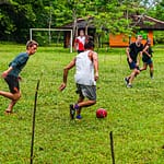 Die Sprache des Fußballs kennt keine Grenzen. Mit den Einheimischen, die im Auftrag des Forschungsprojekts die Freiwilligen nachts am Strand entlang führen, verabredet man sich am Wochenende gerne auf dem Bolzplatz / © Foto: Georg Berg