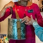 In Hüftflaschen, die unter langen Mänteln getragen wurden, schmuggelte man Absinth von Haus zu Haus / © Foto: Georg Berg