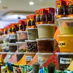 Afgahnischer Safran, angeboten in kleinen Verpackungen auf dem Markt von Dushanbe / © Foto: Georg Berg