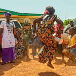 Afrikanische Tänzerin mit Musikern in Kabala, Sierra Leone / © Foto: Georg Berg