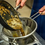 Süßholzwurzel wird gerieben und in wenig Wasser aufgekocht. So zieht man die Süße aus der Würzel / © Foto: Georg Berg