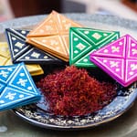 Die marokkanischen Kleingeldbörsen und Safran, das kostbarste Gewürz der Welt / © Foto: Georg Berg