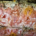 Hände als Schablonen für weiße Farbe, die mit dem Mund aufgesprüht worden ist und Reckitt's Blue, einem Waschmittelzusatz aus Ultramarin und Backpulver, der früher in Australien Waschmitteln zugesetzt worden ist / © Foto: Georg Berg