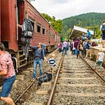 Wenn der Zug auf Sri Lanka nicht am Bahnsteig ankommt ... / © Foto: Georg Berg