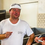 Käser Jørgen Hoff produziert seit 2007 Rauchkäse. Jedes Jahr wächst die Produktion. Er beliefert ganz Dänemark / © Foto: Georg Berg