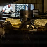 1.300 Käse laufen täglich durch die Rauchmaschine der Meierei Gundestrup / © Foto: Georg Berg