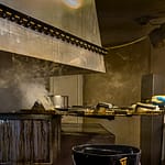 Der Mitarbeiter, der die Käse auflegt, bekommt Frischluft über einen Spezialhelm / © Foto: Georg Berg