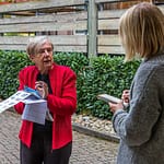 Christiane Keller, Mitbegründerin von Horizons d’Alsace erklärt Reporterin Angela Berg die Routenplanung der Wanderungen von Hotel zu Hotel ohne Gepäck / © Foto: Georg Berg