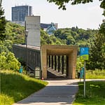 Etagenwechsel. Mit dem gläsernen Aufzug Pfaffenthal-Oberstadt wurde der Park Pescatore in der Oberstadt mit dem Stadtteil Pfaffenthal im Alzettetal verbunden / © Foto: Georg Berg