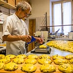 Portionieren, wiegen und formen … / © Foto: Georg Berg