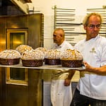 Wie schneebedeckte Kuppeln kommen die Panettone Maron aus dem Ofen. Der Schneezucker bleibt lange crunchig und bildet zum luftigen und mundfüllenden Inneren einen tollen Kontrast / © Foto: Georg Berg