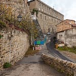 Das Quartier Saint-Ennemond bildet das historische Zentrum von Saint Chamond, Frankreich. Viele der baufälligen Häuser sind von neuen Eigentümern saniert worden. Das Quartier am Schloss wird zum größten Teil von Gastarbeitern bewohnt. Die Stadt Saint Chamond hat Häuser und Grundstücke zum Preis von 1 Euro zur Verfügung gestellt, mit der Auflage diese wieder in Stand zu setzen / © Foto: Georg Berg