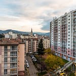 Blick über die moderne Stadt Saint-Chamond von der Anhöhe des historischen Stadtkerns aus / © Foto: Georg Berg