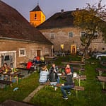 Bodenständige Kultur. Herzhafte Küche und süffiges Bier im Garten des alten Pfarrhofs in Altenstadt / © Foto: Georg Berg