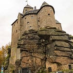 Vor über 1.000 Jahren wurde Burg Falkenberg auf einer markanten Granitformation erbaut. Heute führt ein Aufzug durch den alten Brunnenschacht in das Hotel und das Museum / © Foto: Georg Berg