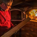 Der Tag beginnt für Braumeister Josef (Sepp) Neuber mit dem Anschüren der beiden Öfen im alten Brauhaus / © Foto: Georg Berg