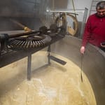 Transmissionsriemen und Digitalthermometer tragen gleichermaßen zum Gelingen des Zoigl-Brauens in der Oberpfalz bei / © Foto: Georg Berg