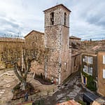 Blick auf die Rückseite der Kirche Saint-Pancrace, die von 1489 bis 1503 im Stil der provenzalischen Gotik mit einer Renaissance-Fassade in Aups, Frankreich, erbaut wurde / © Foto: Georg Berg