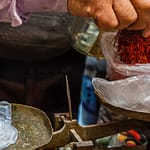 Safran ist kostbar und das Abwiegen eine wahre Prozedur / © Foto: Georg Berg