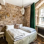 Schlicht und schön ein Doppelzimmer mit vielen Naturmaterialien. Im Zentrum das Premiumbett von Coco-Mat für maximal entspannten Schlaf / © Foto: Georg Berg