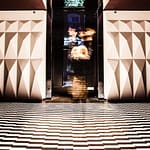 Die Hotelgäste werden Teil eines Kunst-Experiments. Angela Berg pixelt sich im Hotel Blow up 5050 in einer Installation von Rafael Lozano-Hemmer / © Foto: Georg Berg