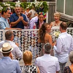 Am Hochzeitstag wird die Braut in ihrem Elternhaus vor dem Zugriff des Bräutigams und seinem Team verteidigt / © Foto: Georg Berg