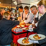 Das Serviceteam legt los: Der Hummer, den Vineet Bhatia aus der Küche kommen lässt sieht nicht nur fantastisch aus... / © Foto: Georg Berg