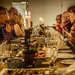 Die Scheune des Kavaliershaus Schloss Blücher wird jede Woche zum Treffpunkt für ein Essen an der langen Tafel / © Foto: Georg Berg