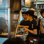 Wenig Platz und viel Betrieb in der Küche des Ramen Restaurants Afuri in Tokyo, Shibuya, Japan / © Foto: Georg Berg