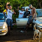 Für Jung und Alt ist das Defilee der Hasher eine willkommene Abwechslung; zumal man sich beim Bier immer gut versteht / © Foto: Georg Berg