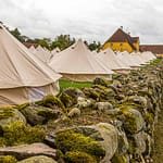 Festival in Glamping-Zelten auf Brahetrolleborg Castle Skov und Landbrug bei Faaborg-Midtfyn, Dänemark. Das Publikum wurde von drei großen dänischen Unternehmen eingeladen. Die Öffentlichkeit hatte keinen Zugang zu den drei geschlossenen Veranstaltungen im September 2021. / © Foto: Georg Berg