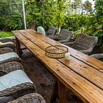 Frühstück und andere Mahlzeiten können an der langen Tafel auf der Terrasse von Villa Skovly eingenommen werden. Cecilia Blixen-Finecke kümmert sich zusammen mit ihrem Vater um die Zelte im Garten und um das Gästehaus. / © Foto: Georg Berg