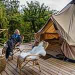 Für die kühlen Abende in Fünen, Dänemark liegen im Glamping Zelt der Villa Skovly dicke Jumpsuits aus Fleece bereit / © Foto: Georg Berg