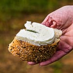 Die Herstellung von Hellim braucht acht Stunden Zeit. Die Käsespezisliät aus Nordzypern kann frisch gegessen werden. Wird aber meist in der Pfanne gebraten oder gegrillt / © Foto: Georg Berg