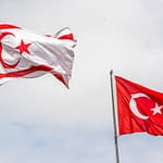 In der Türkischen Republik Nordzypern (TRNC) weht die Flagge Nordzyperns immer neben der türkischen Flagge / © Foto: Georg Berg