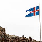 Isländische Flagge in der Gründungshauptstadt Þingvellir / © Foto: Georg Berg
