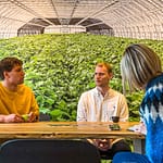 Nordic Wasabi Gründer Ragnar Atli Tomason, links im Bild und Olli Hall zuständig für Marketing und Verkauf vor der Fotowand des ersten Wasabi-Gewächshauses in Island / © Foto: Georg Berg