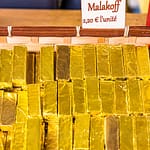 Die Malakoff-Nougat-Praline der Chocolaterie Frigoulette ist in ganz Frankreich erhältlich und besonders beliebt zu Weihnachten. Sie hebt sich äußerlich von den typischen Pralinen ab. Malakoff gehört zu den geschnittenen Pralinen, die ohne eine zusätzliche Hülle um den Kern auskommen / © Foto: Georg Berg