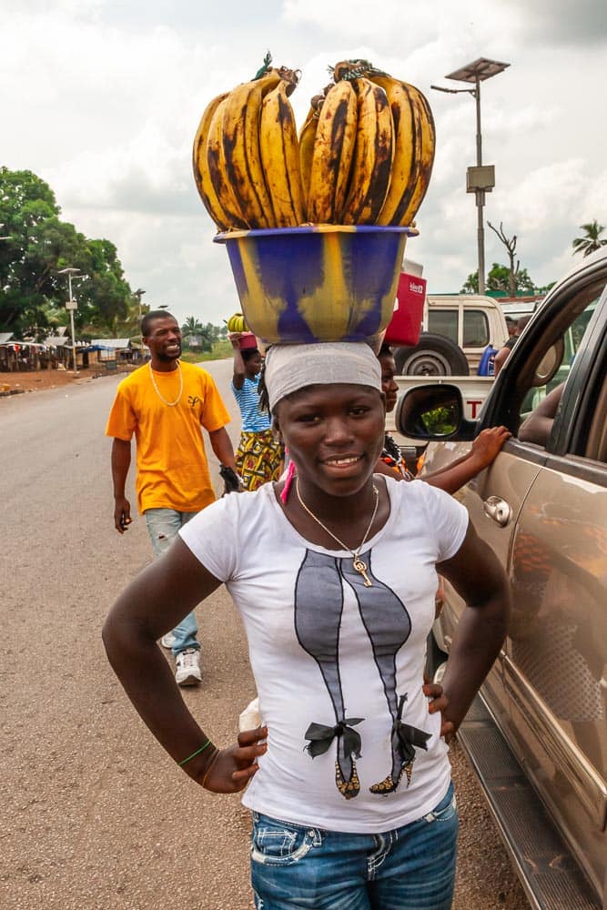 Frau mit interessantem T-Shirt verkauft Bananen / © Foto: Georg Berg