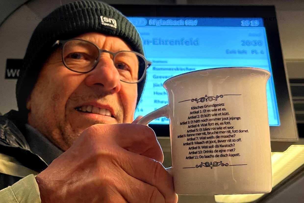 Loi fondamentale de Cologne sur une tasse de café / © Photo : Angela Berg